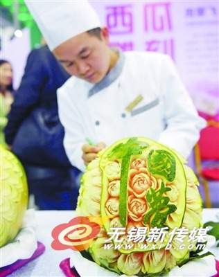 厨师周荣飞在进行西瓜雕刻