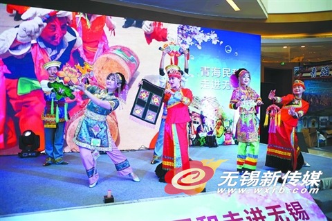 3月10日,民和县旅游工作人员在华东旅游风情展上为市民表演当地的民俗文化。(卢易 摄)