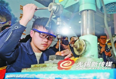 职工耿浩丰在鸡蛋上钻孔