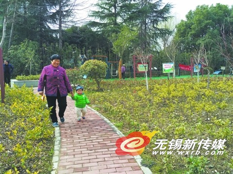 新建的城市游园内有花草树木、石椅廊亭、健身器材等设施,附近居民一出家门就可见绿,享受“绿色福利”。 (宦瑾 摄)