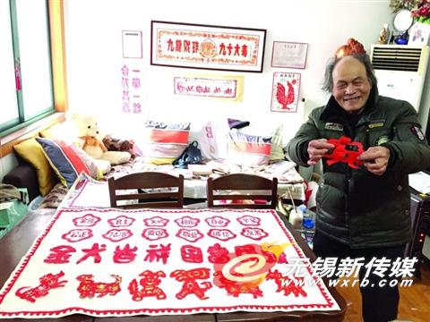 胡立德现场演示撕“狗”。