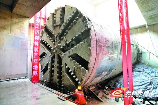 地铁3号线长江南路站至硕放机场站右线盾构机到达硕放机场站,实现了地铁3号线最长隧道区间的顺利贯通。 (宦玮 摄)