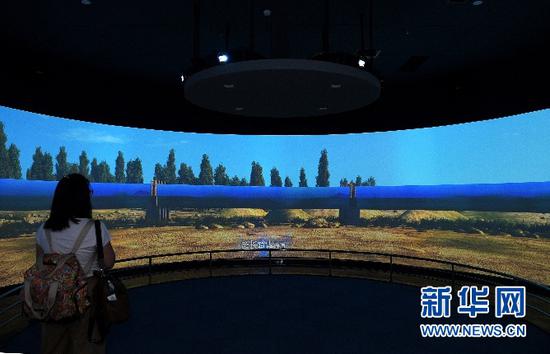 7月12日,游客在准东能源馆参观。王前喜 摄