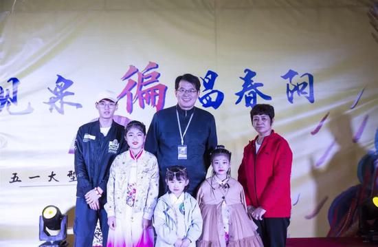 抽奖幸运儿及获奖选手,与嘉宾合影留念~