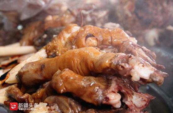 巴哈尔古丽卖的羊蹄、羊头肉等美食。