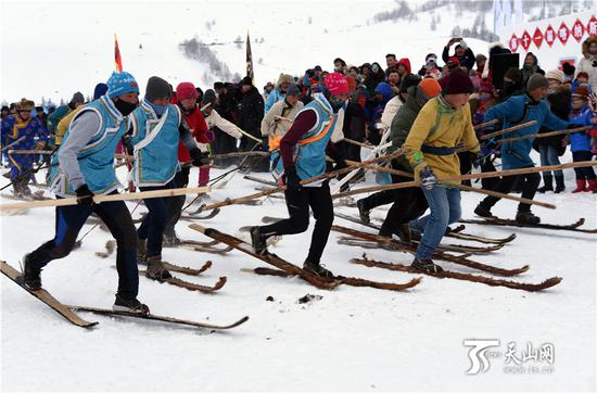 2019年1月1日,游客们观看当地组织的古老毛皮滑雪比赛。