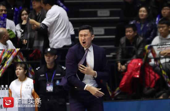 2019年1月1日,广东男篮主教练杜锋临场指挥,表情抢眼。