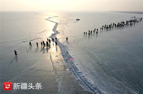 1月19日,航拍博湖县全民冰上马拉松比赛。