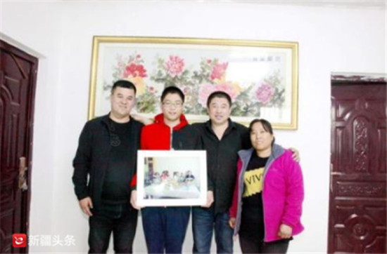 热比克·吾甫(左一)和张铁欣(右二)一家合照