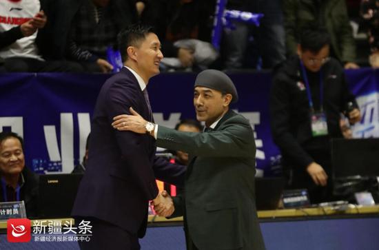 2019年1月1日,广东男篮主教练杜锋赛后与新疆男篮主教练阿的江(右)握手拥抱。