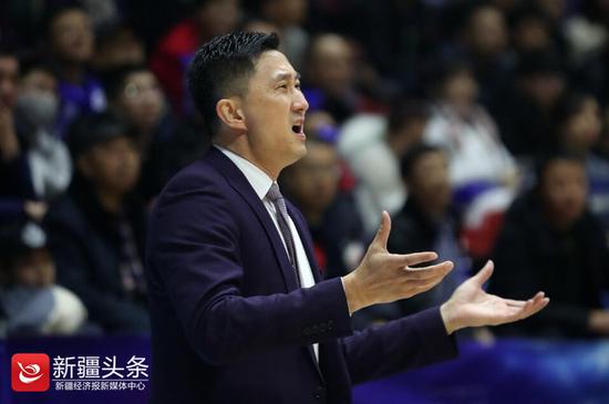 2019年1月1日,广东男篮主教练杜锋临场指挥,表情抢眼。