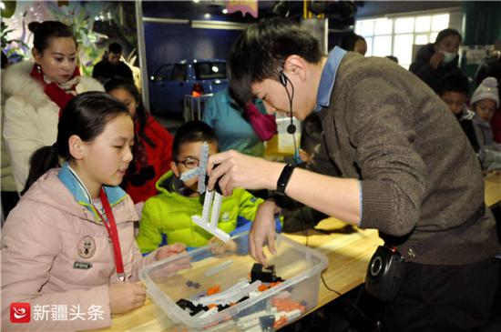 1月25日,乌鲁木齐市科技馆,同学们在老师指导下动手安装风车。
