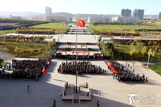 新疆工程学院升国旗仪式现场。