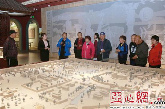 参观楼兰博物馆,观看楼兰故城复原图沙盘