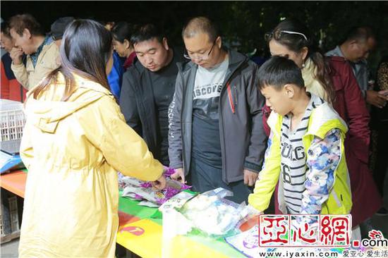 游客购买若羌红枣、特色农产品