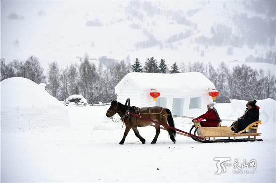 2019年1月1日,游客们在和雪房子合影。