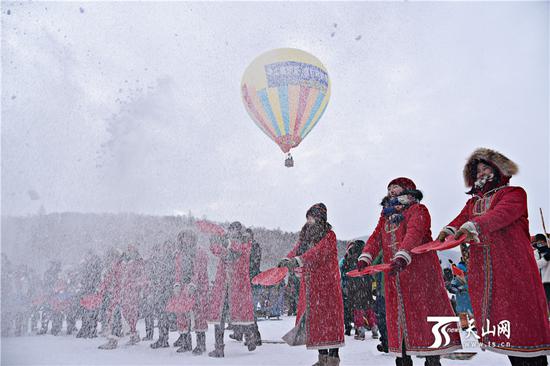 2019年1月1日,第十一届喀纳斯冰雪风情旅游节暨泼雪狂欢节在禾木村开幕。开幕式上,以泼雪的形式为游客送上新年的祝福。