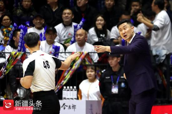 2019年1月1日,广东男篮主教练杜锋临场指挥,与裁判交流。