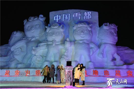 2019-11-20晚,众多市民和游客在阿勒泰市冰雪大世界观赏游玩。