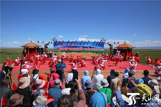 6月15日,巴里坤哈萨克自治县首届草原湿地锦鸡儿花节开幕式上的节目表演。