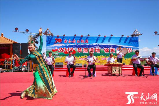 6月15日,巴里坤哈萨克自治县首届草原湿地锦鸡儿花节开幕式上的节目表演。
