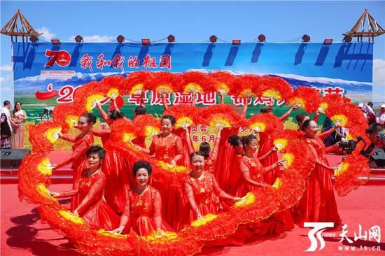 6月15日,巴里坤哈萨克自治县首届草原湿地锦鸡儿花节开幕式上的节目表演。