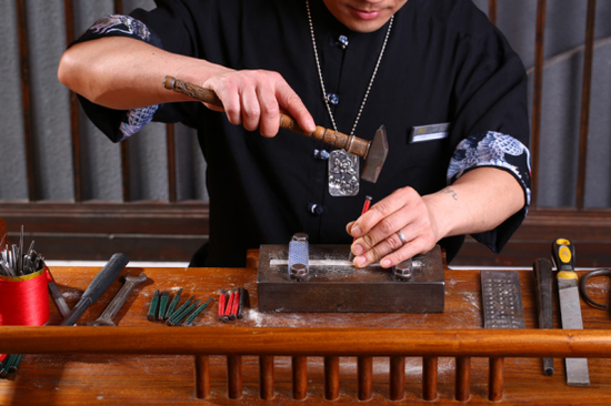 图/匠铸工艺师工作照