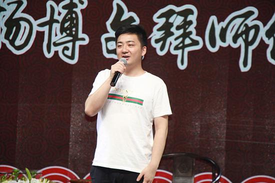 兰凤剧社社长刘冰先生现场献艺表演