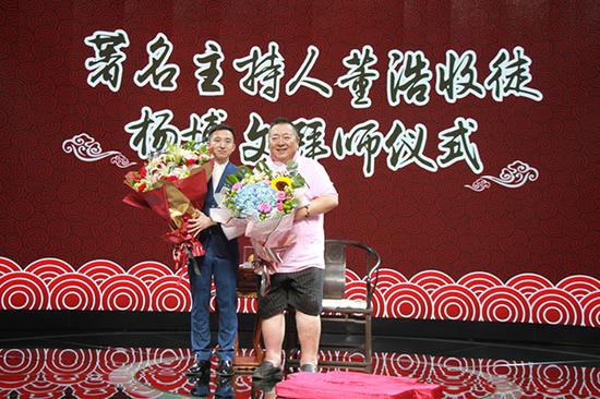 桃李满天下拜师人杨博文和董浩老师在一起