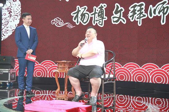 中国优秀青年主持人和少儿语言艺术教育专家、弟子杨博文仔细聆听恩师教诲