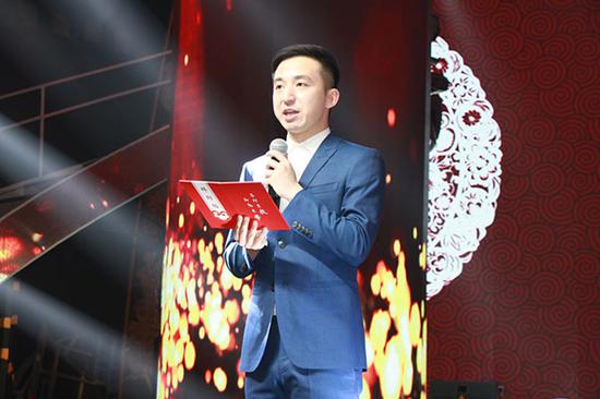 中国优秀青年主持人和少儿语言艺术教育专家、弟子杨博文宣读拜师贴