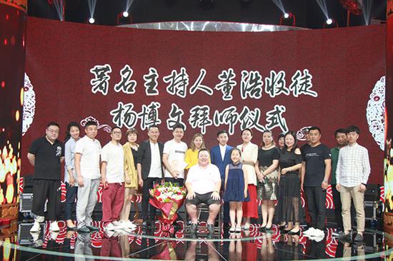 与会嘉宾集体合影留