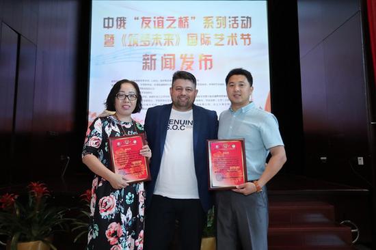 据了解,中俄“友谊之桥 ”艺术系列活动是两国元首2013年共同倡导的项目。
