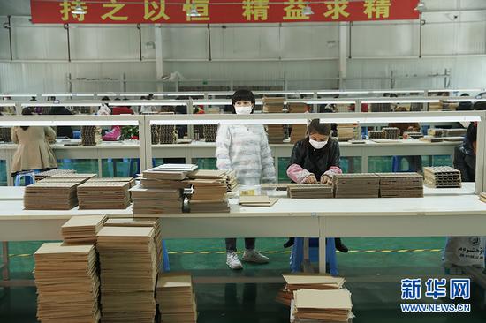 这是阿图什市阿湖乡就业创业基地微型耳机喇叭生产车间。新华网记者 焦鹏 摄