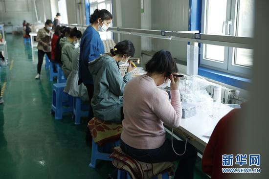 这是微型耳机喇叭生产过程中的测听工序。新华网记者 焦鹏 摄