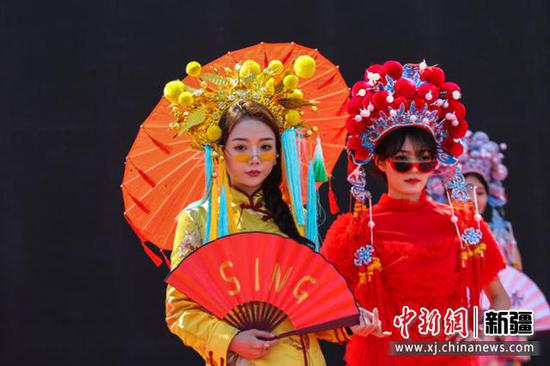 博乐市万亩海棠园内,海棠仙子正在走秀。于苏甫·艾尼 摄