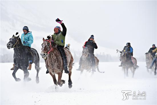 2019年1月1日,雪地赛马激情上演。