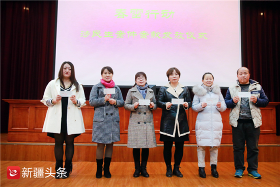 案款申请人领到案款支票。