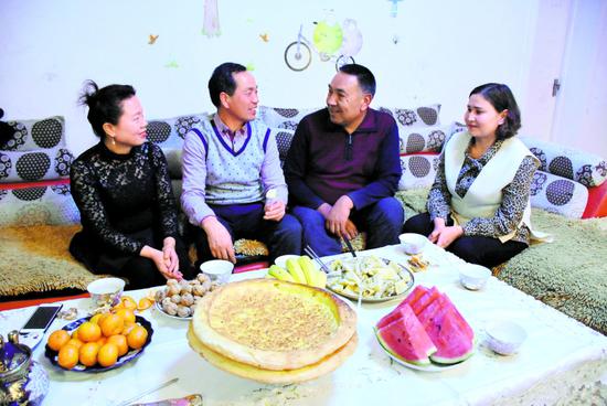3月17日,赵武忠(右三)夫妇在莫合塔尔(右二)家里聊家常,如今两家人胜似一家人。
