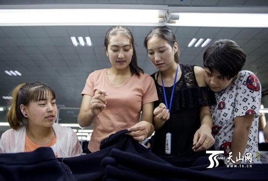 6月18日,热伊莱·阿卜杜喀迪尔正在给工友指导工作。