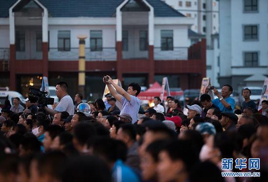 5月31日,博湖县天湖湾广场上的观众。
