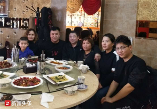 热比克·吾甫一家和张铁欣一家人一起聚餐