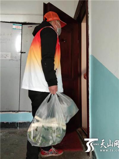 乌苏雷锋车队志愿者为居民送菜上门