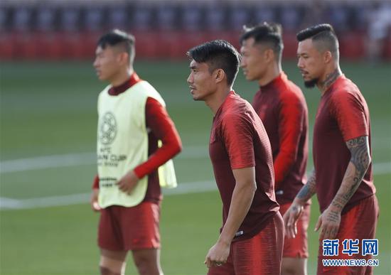 月10日,中国队球员郑智(左二)与队友在训练中。 当日,中国男子足球国家队在阿联酋阿布扎比进行场地适应训练,备战11日与菲律宾队进行的2019年亚洲杯足球赛C组比赛。 新华社记者丁旭摄
