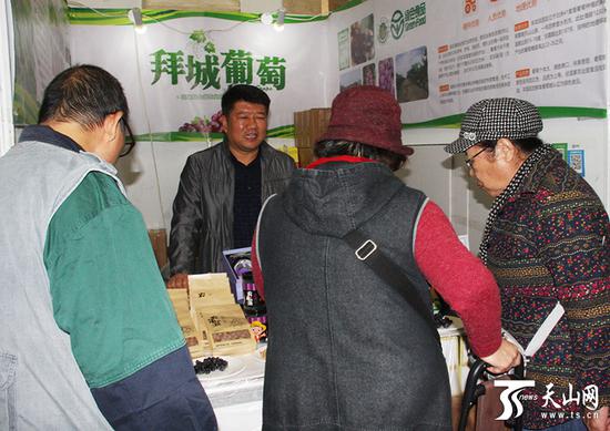 游洪海正在展位上介绍自己的产品。