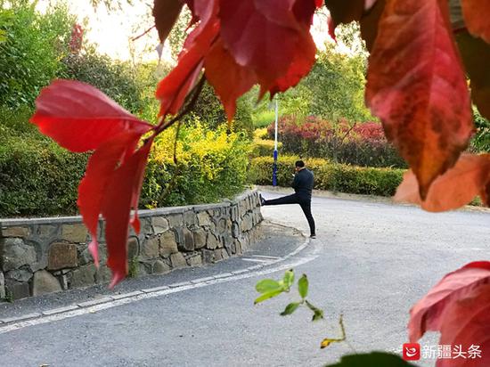 10月15日,乌鲁木齐天气晴好,市民在雅山公园晨练。