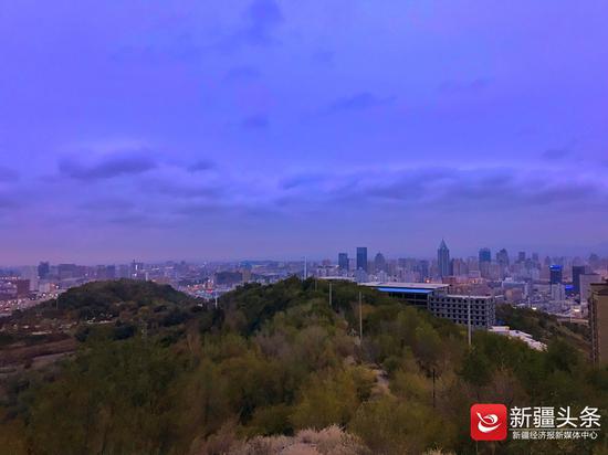 10月17日8时20分,乌鲁木齐天色较暗,路灯还未关闭,天空阴沉,满是下雨的节奏。