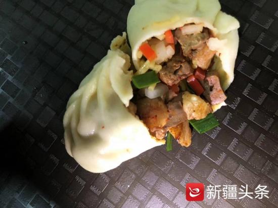 这是乌市自去年研发推出的黄面烤肉饺子。