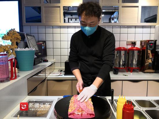 王斌正在制作火龙果饼皮的煎饼