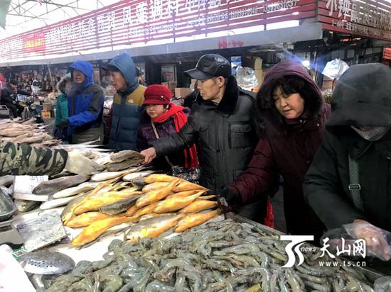 乌鲁木齐市北园春农贸市场里最热闹的区域——海鲜区。